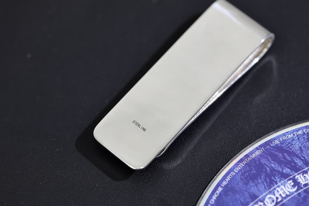 Обратная сторона зажима для купюр с клеймом Sterling