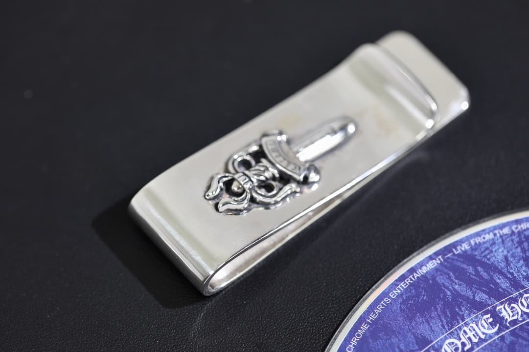 Вид серебряного зажима для купюр Chrome Hearts под углом