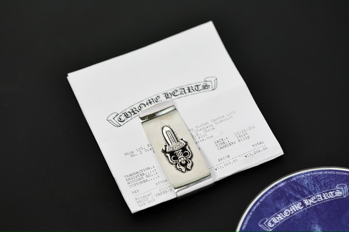Серебряный зажим Chrome Hearts, удерживающий квитанцию