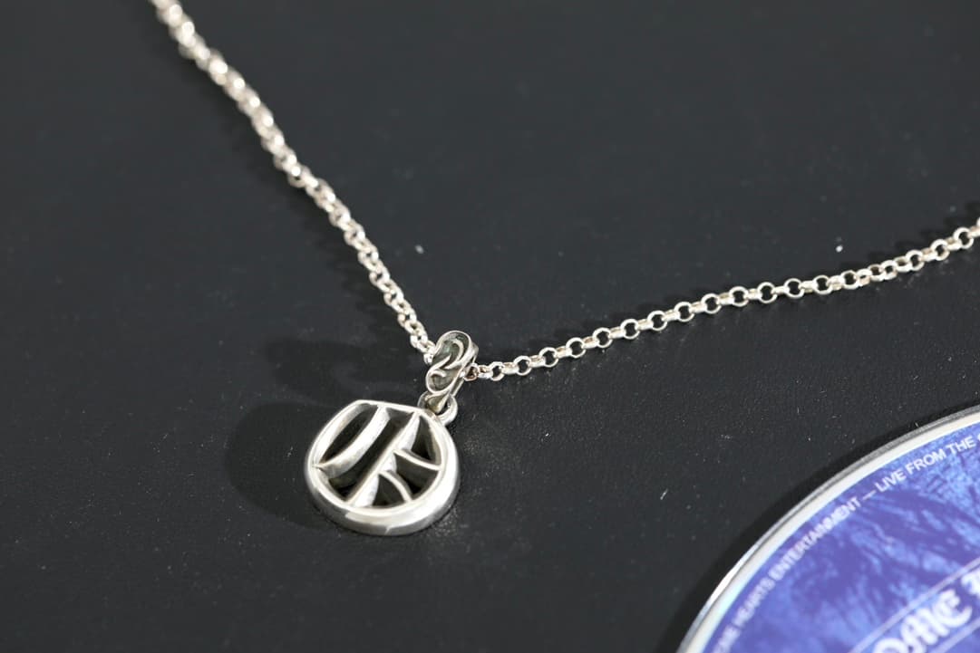 Серебряная подвеска Chrome Hearts с буквой O на цепочке