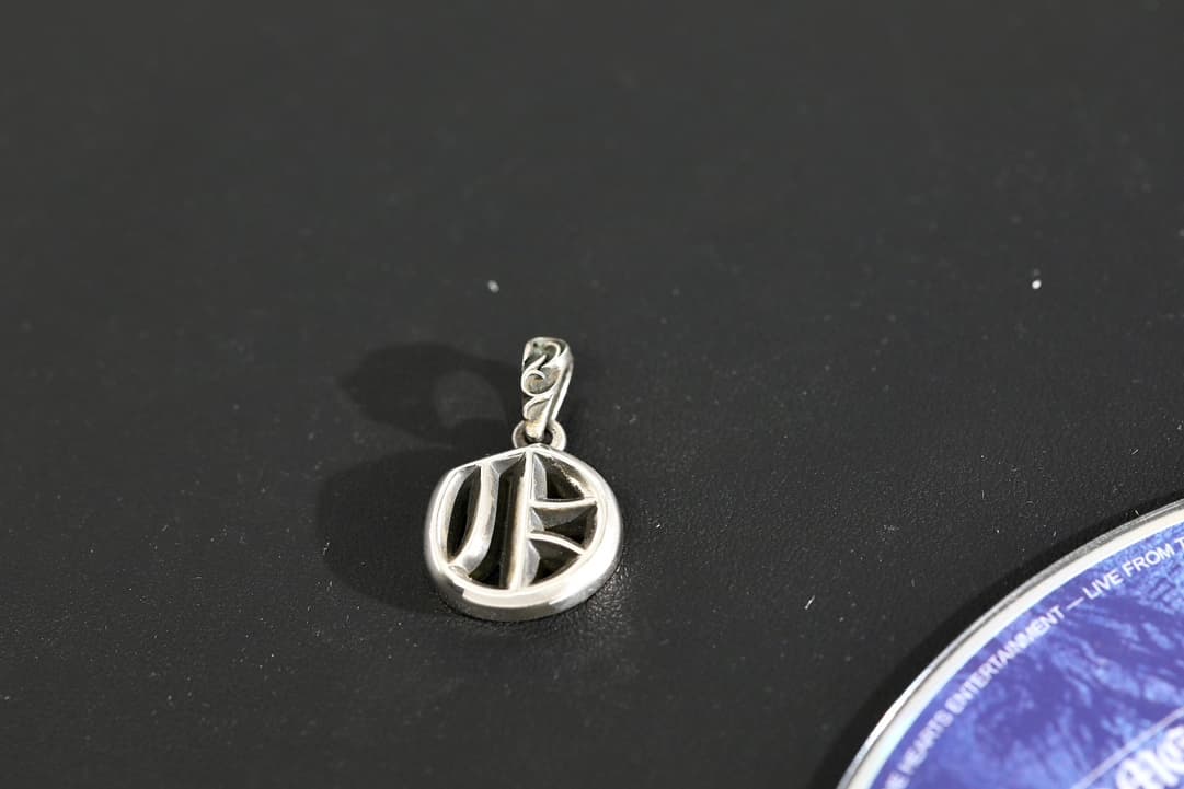 Фронтальный вид серебряного кулона с буквой O Chrome Hearts