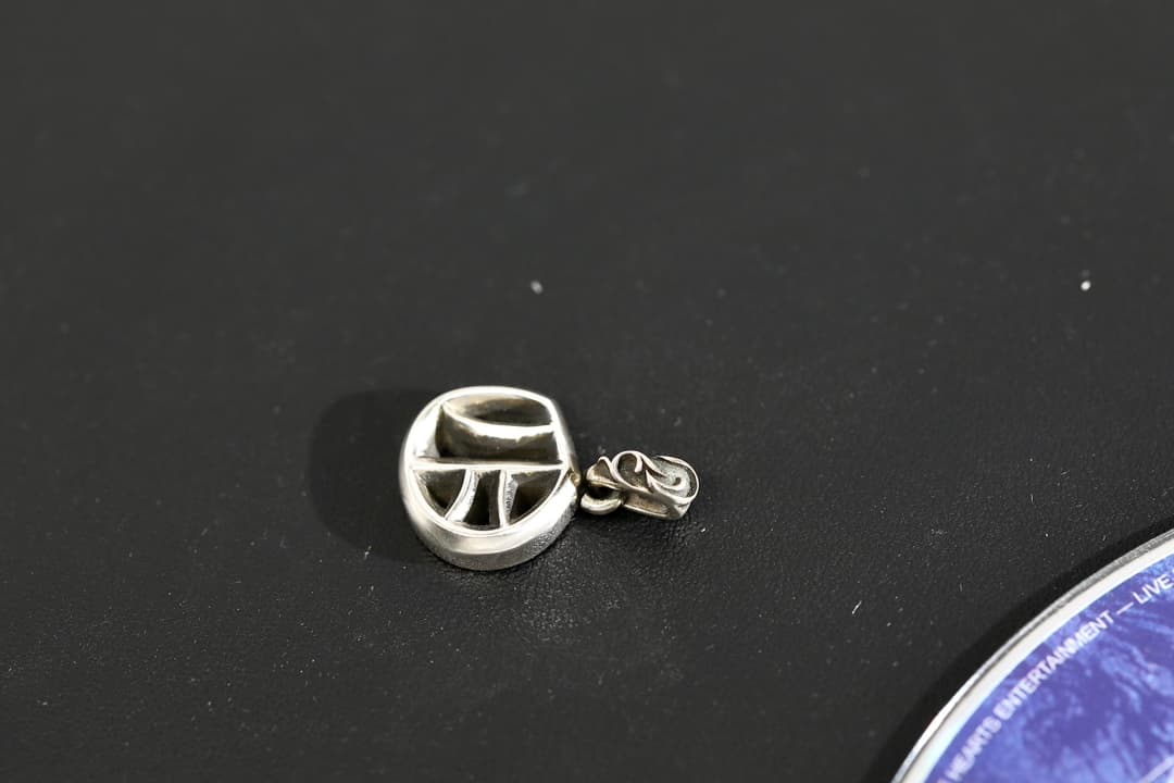 Кулон с готической буквой O Chrome Hearts под углом сверху