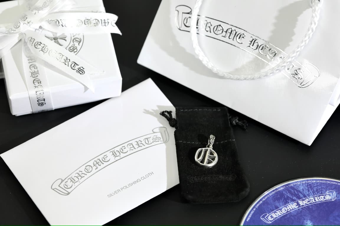 Подвеска Chrome Hearts с буквой O в комплекте с фирменной коробкой, мешочком и салфеткой