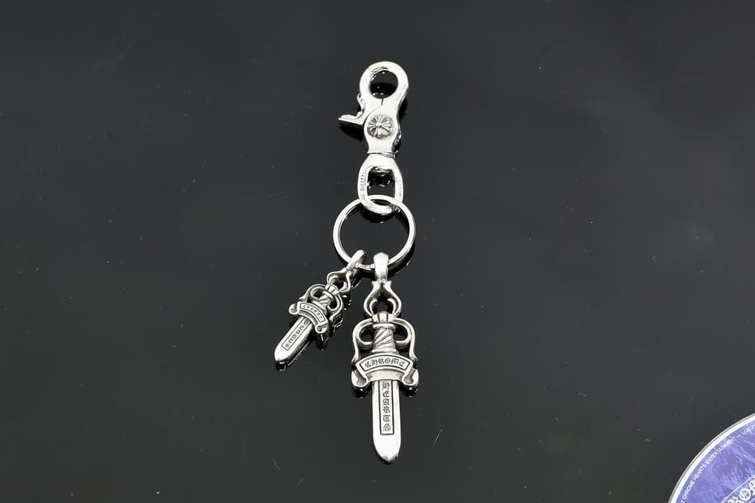 Серебряный брелок Chrome Hearts с карабином и подвесками в виде кинжалов Dagger