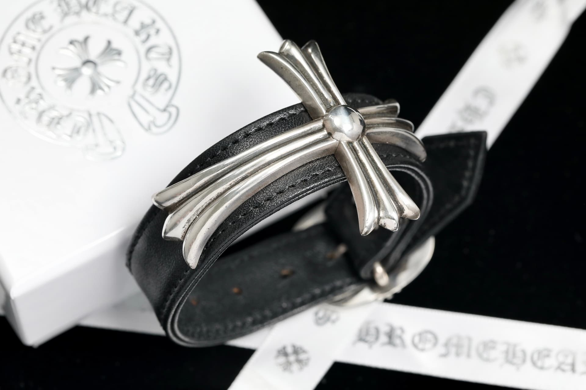 Черный кожаный браслет Chrome Hearts с крупным серебряным крестом