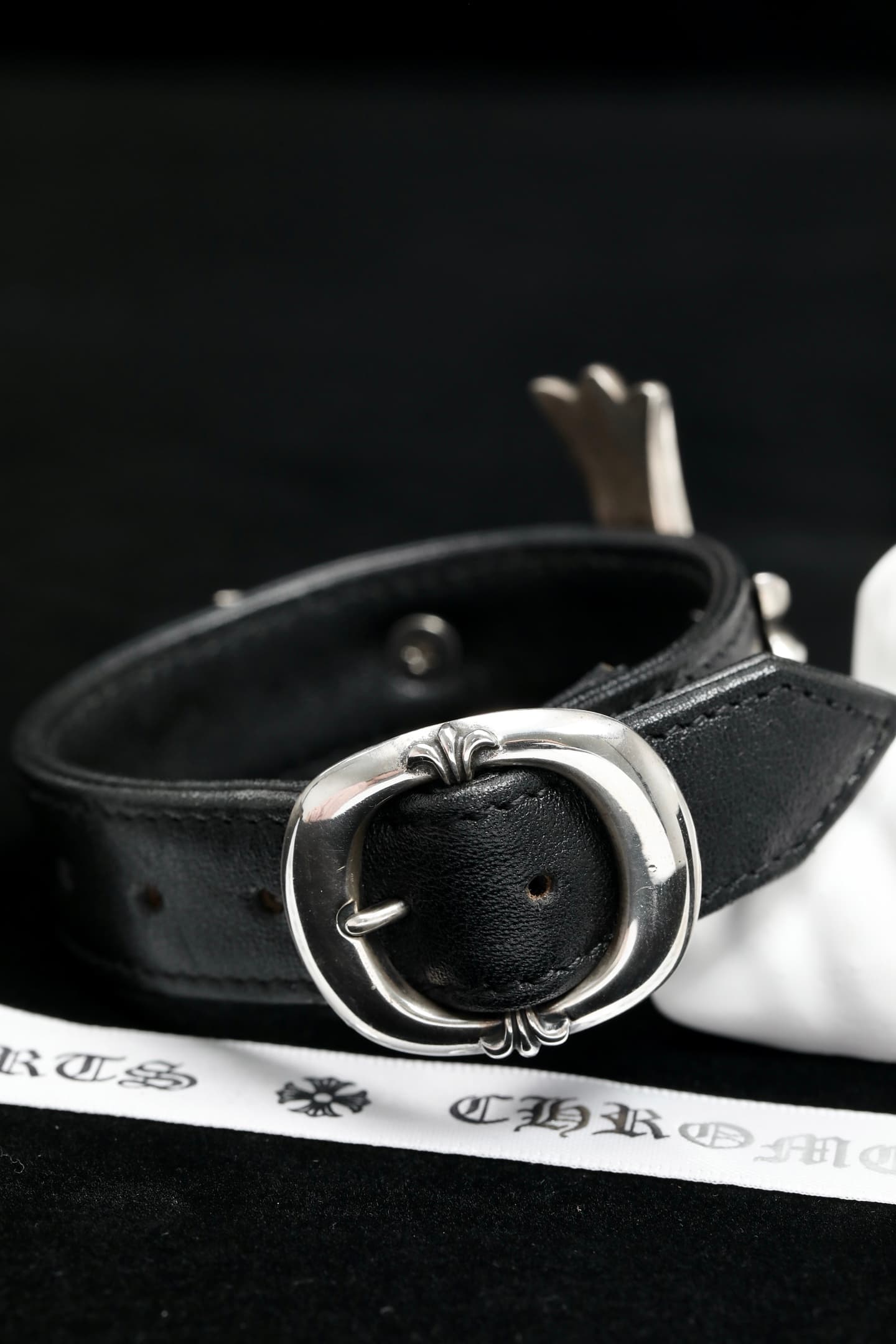Серебряная пряжка с готическим орнаментом на черном кожаном браслете Chrome Hearts