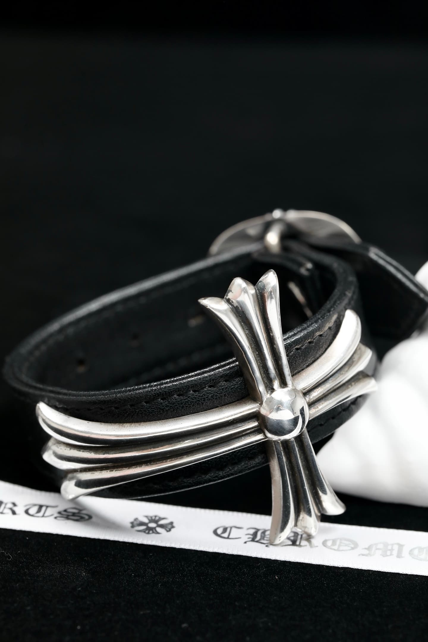 Кожаный браслет Chrome Hearts с массивным крестом и пряжкой сбоку
