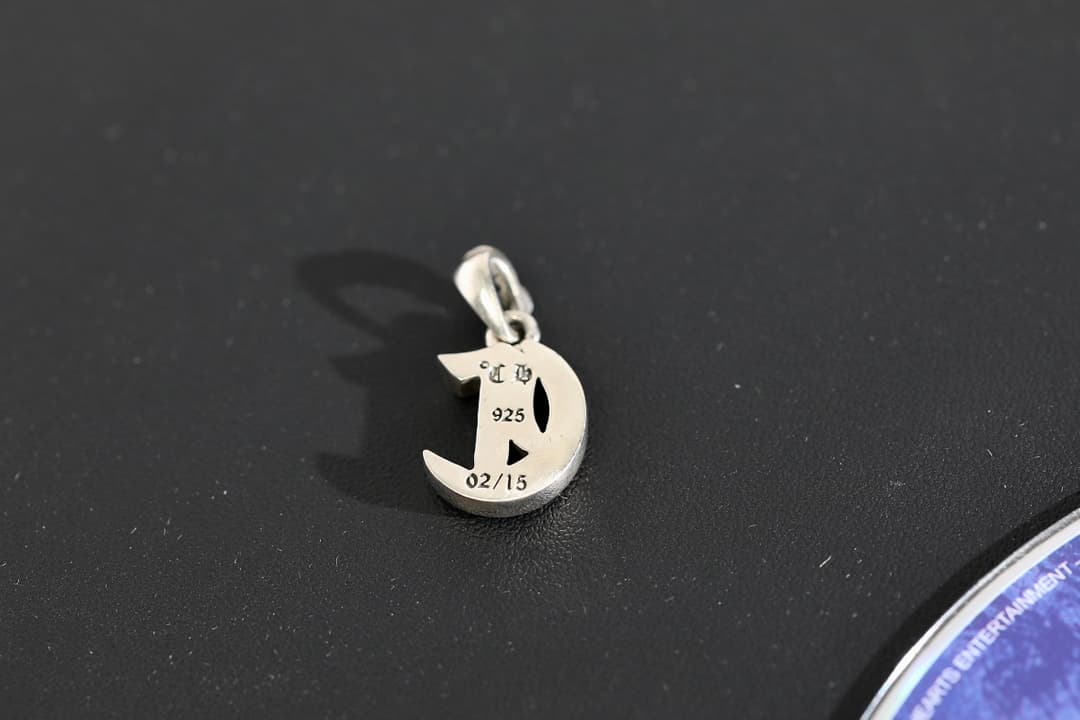 Оборотная сторона серебряной подвески Chrome Hearts с пробой 925 и гравировкой