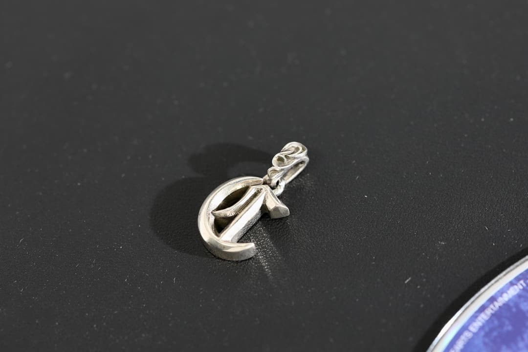 Подвеска с готической буквой C Chrome Hearts под углом