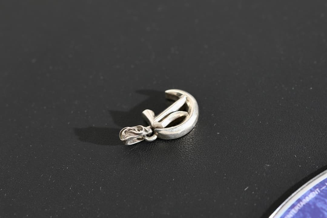 Вид сбоку на объемную подвеску Chrome Hearts буква C