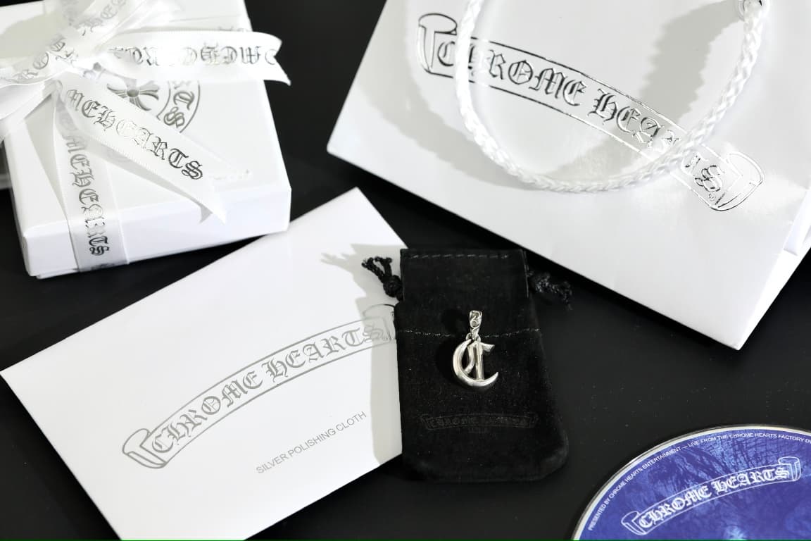 Фирменный комплект упаковки подвески Chrome Hearts: коробка, мешочек и пакет