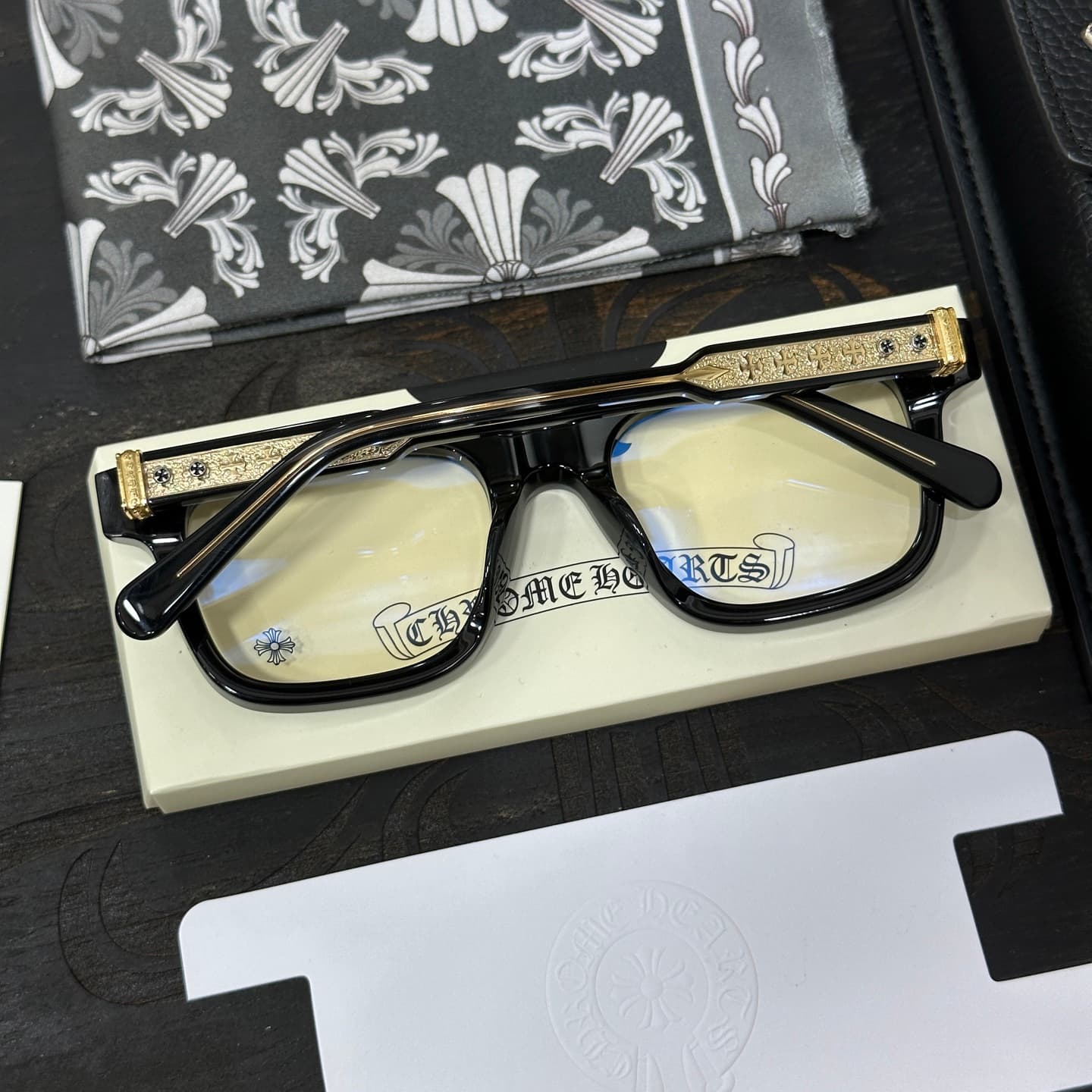 Оправа Chrome Hearts AMBIDIXTROUS в сложенном виде на подставке