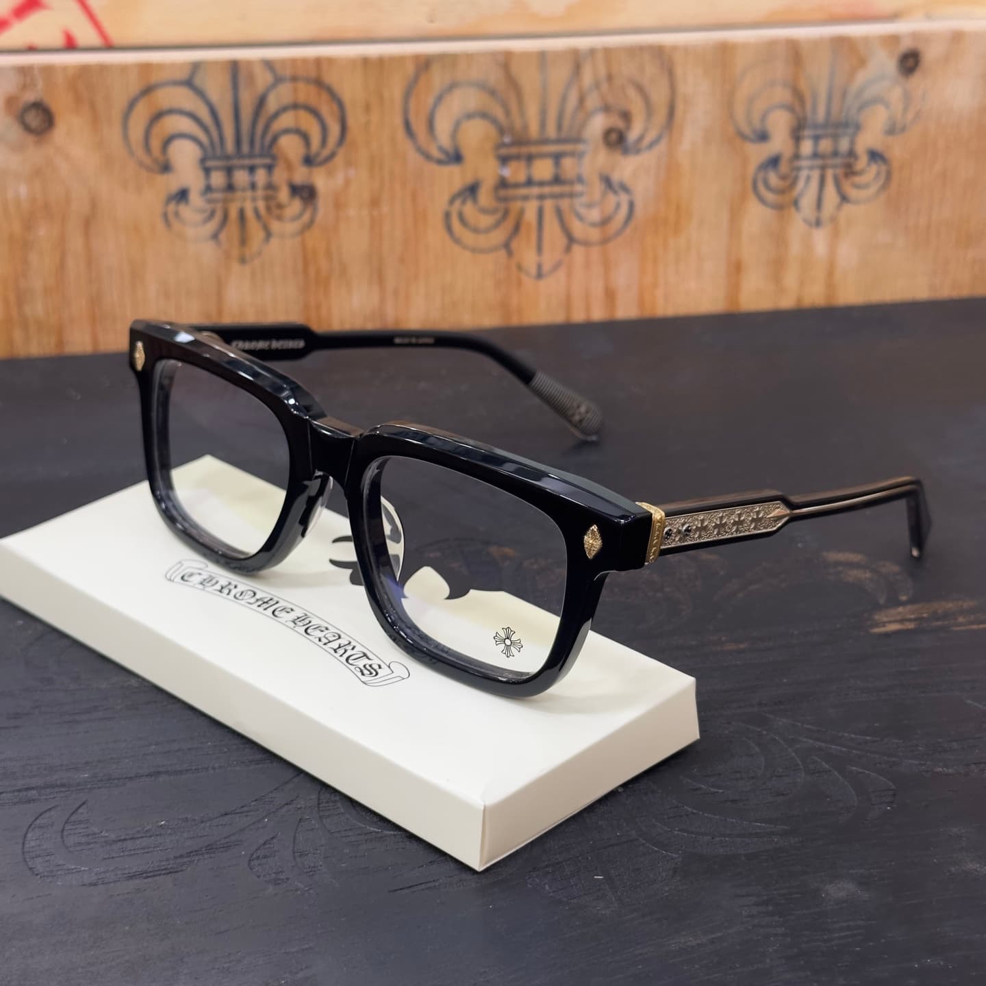 Черные очки Chrome Hearts AMBIDIXTROUS с прозрачными линзами, ракурс три четверти