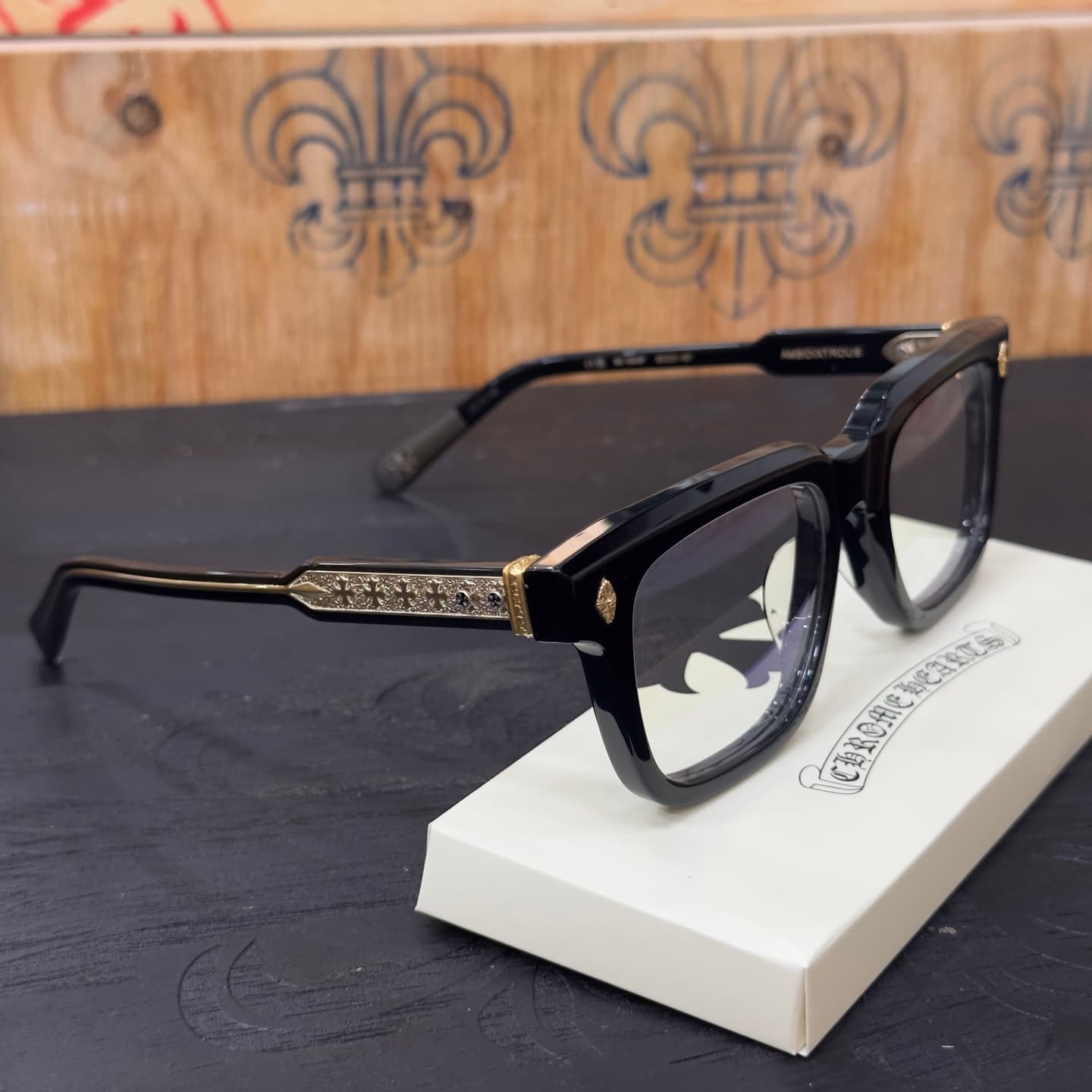 Оправа Chrome Hearts AMBIDIXTROUS, вид сбоку с акцентом на дужки