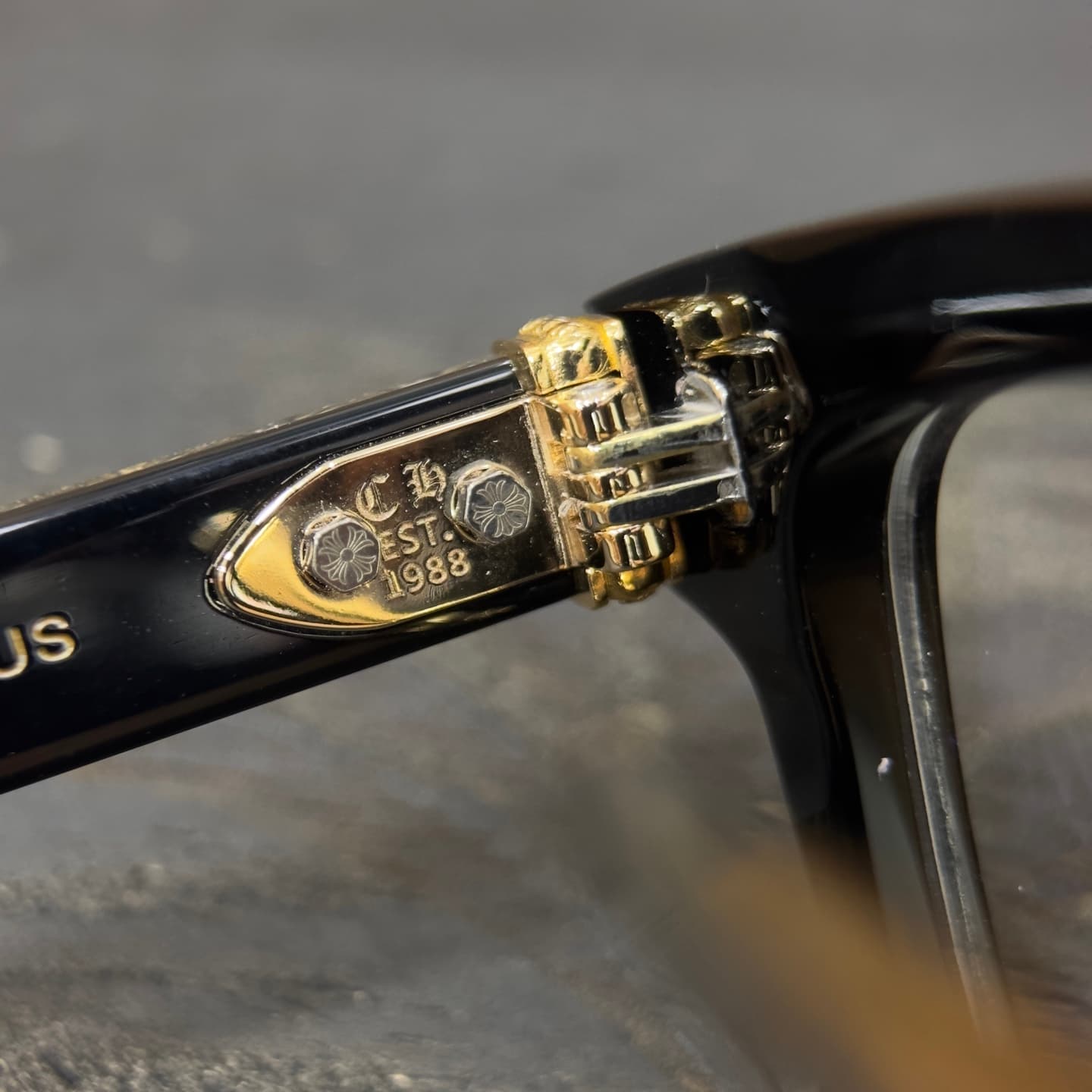 Внутренний шарнир оправы Chrome Hearts AMBIDIXTROUS с золотистой гравировкой CH EST. 1988