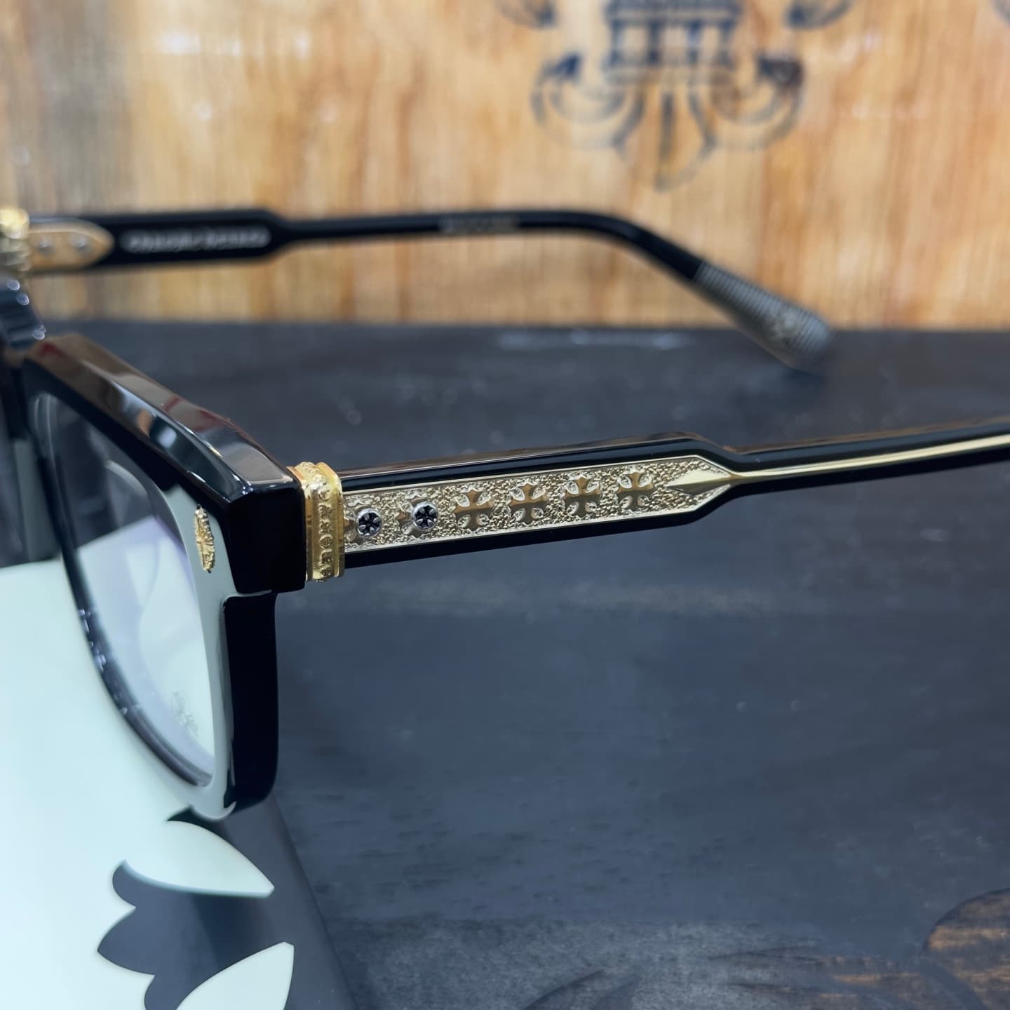 Декоративная золотистая вставка с узором на дужке очков Chrome Hearts AMBIDIXTROUS