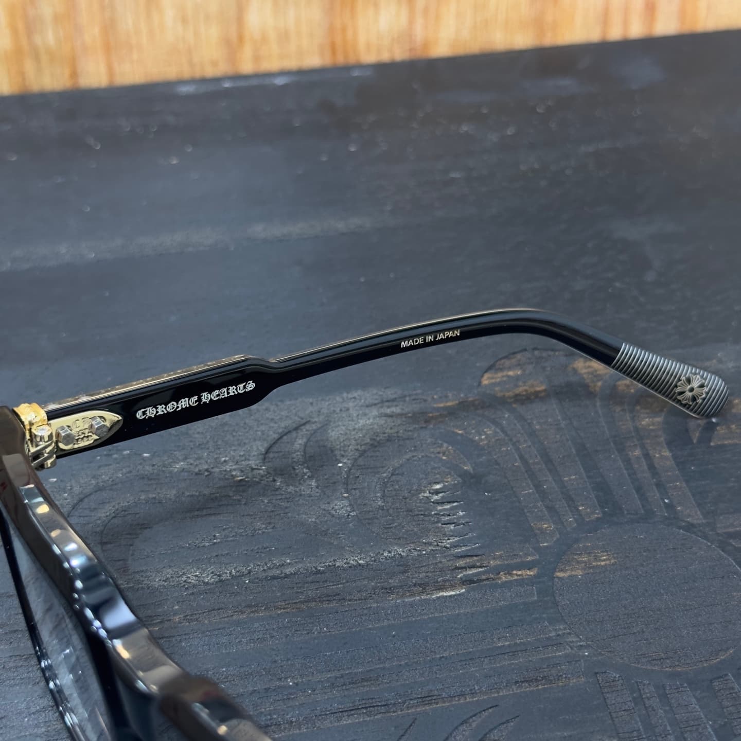 Внутренняя сторона дужки с фирменной гравировкой Chrome Hearts Made in Japan