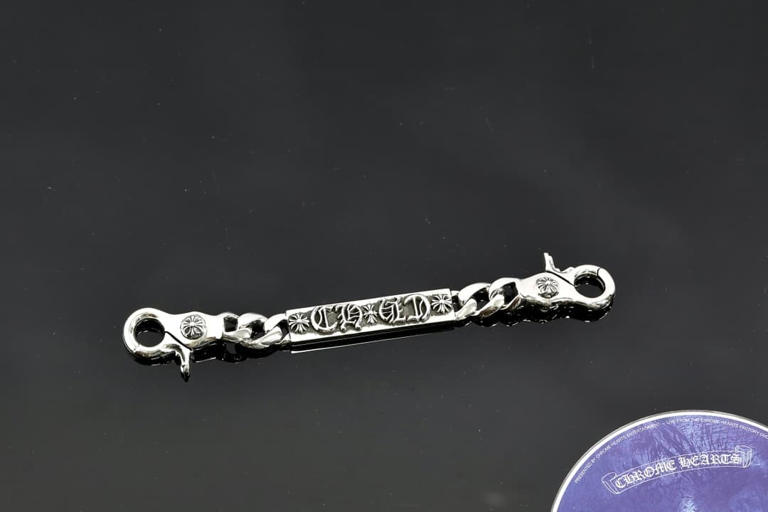 Серебряная цепочка Chrome Hearts с карабинами в разложенном виде