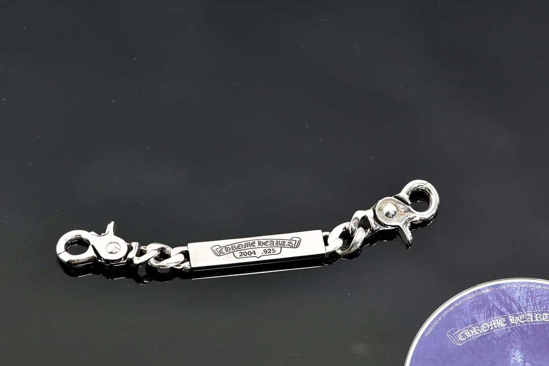 Обратная сторона серебряной цепочки Chrome Hearts с гравировкой бренда