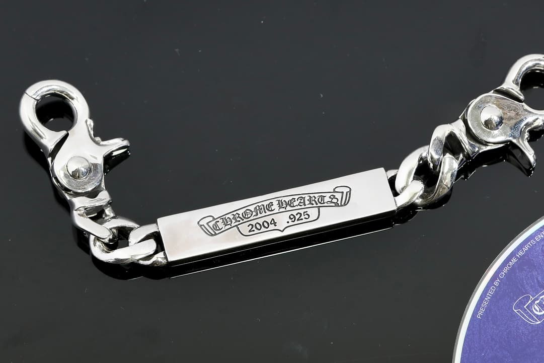 Крупный план гравировки Chrome Hearts 2004 .925 на обратной стороне