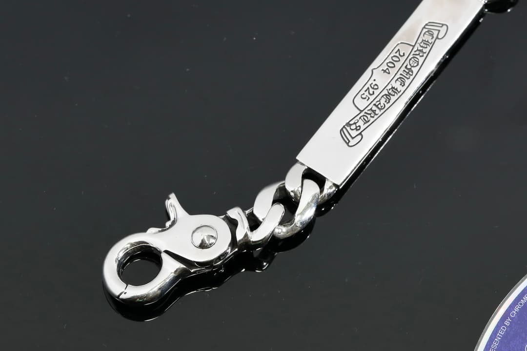 Деталь оборотной стороны пластины и замка цепочки Chrome Hearts