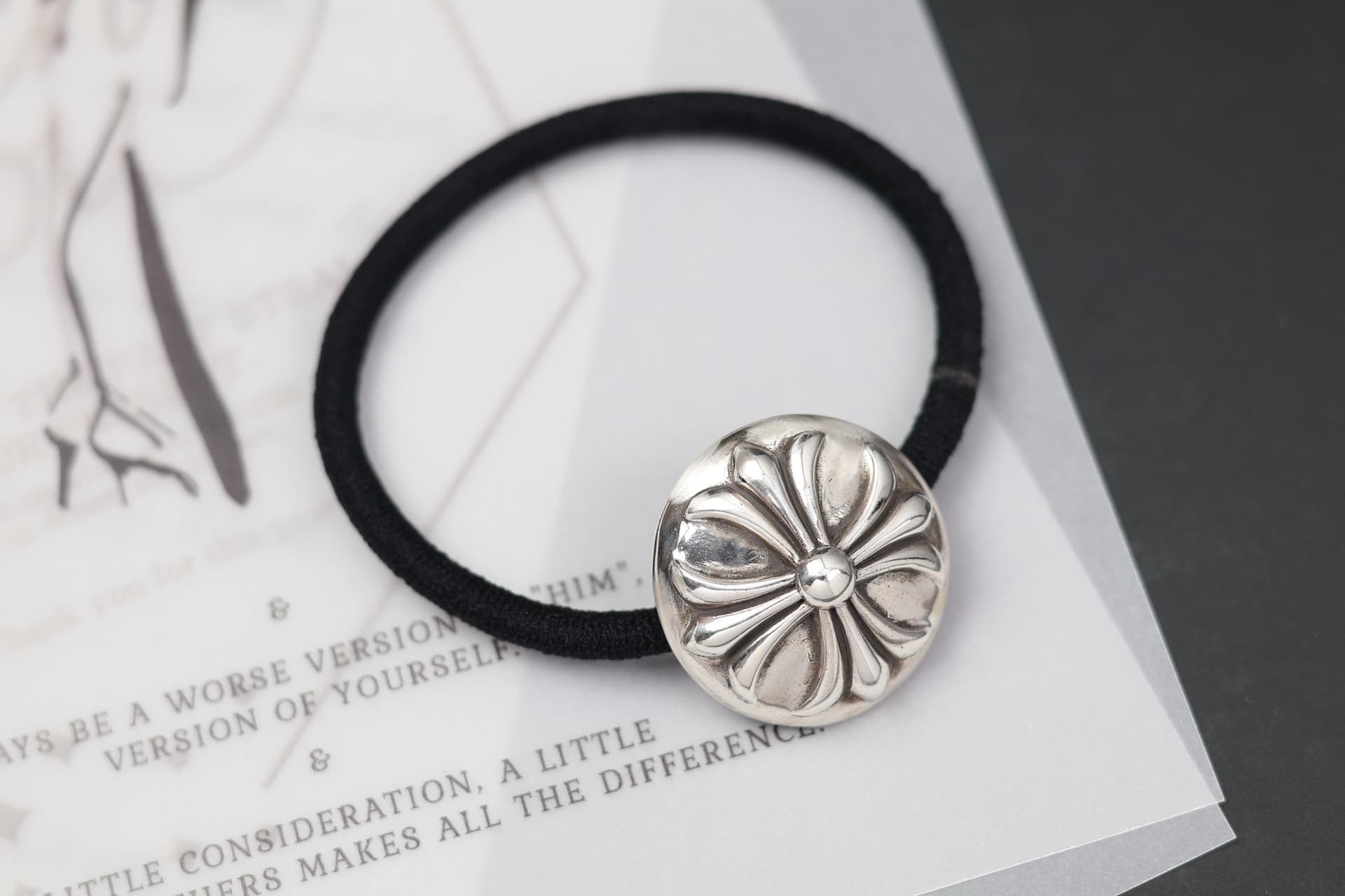 Черная резинка для волос Chrome Hearts с объемным серебряным элементом