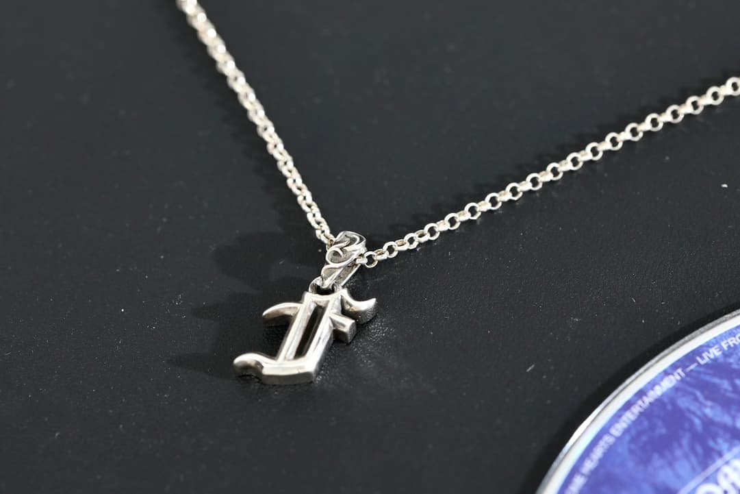 Серебряная подвеска Chrome Hearts в виде готической буквы F на цепочке