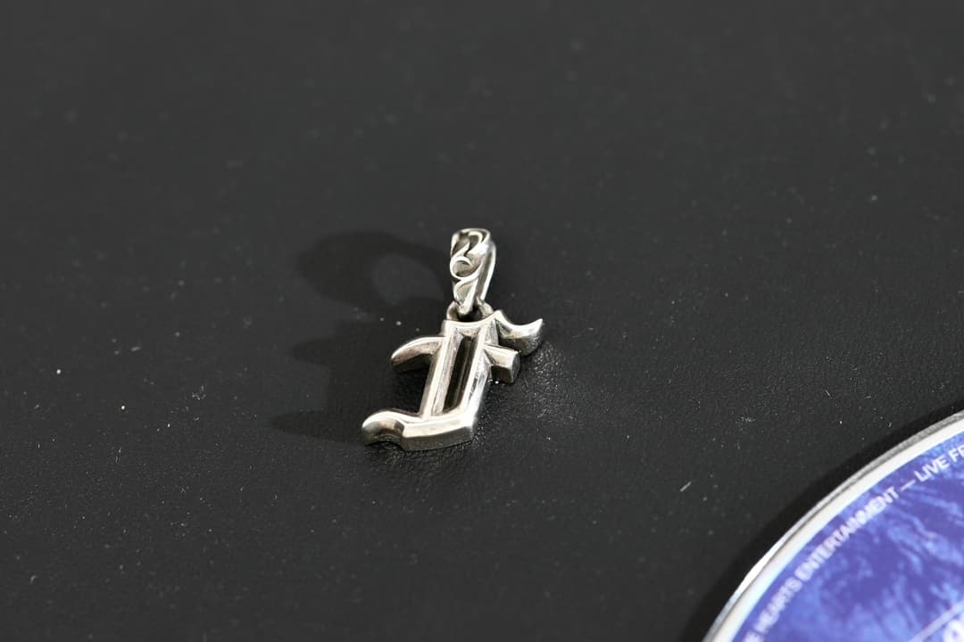 Фронтальный вид кулона с буквой F из серебра 925 пробы от Chrome Hearts