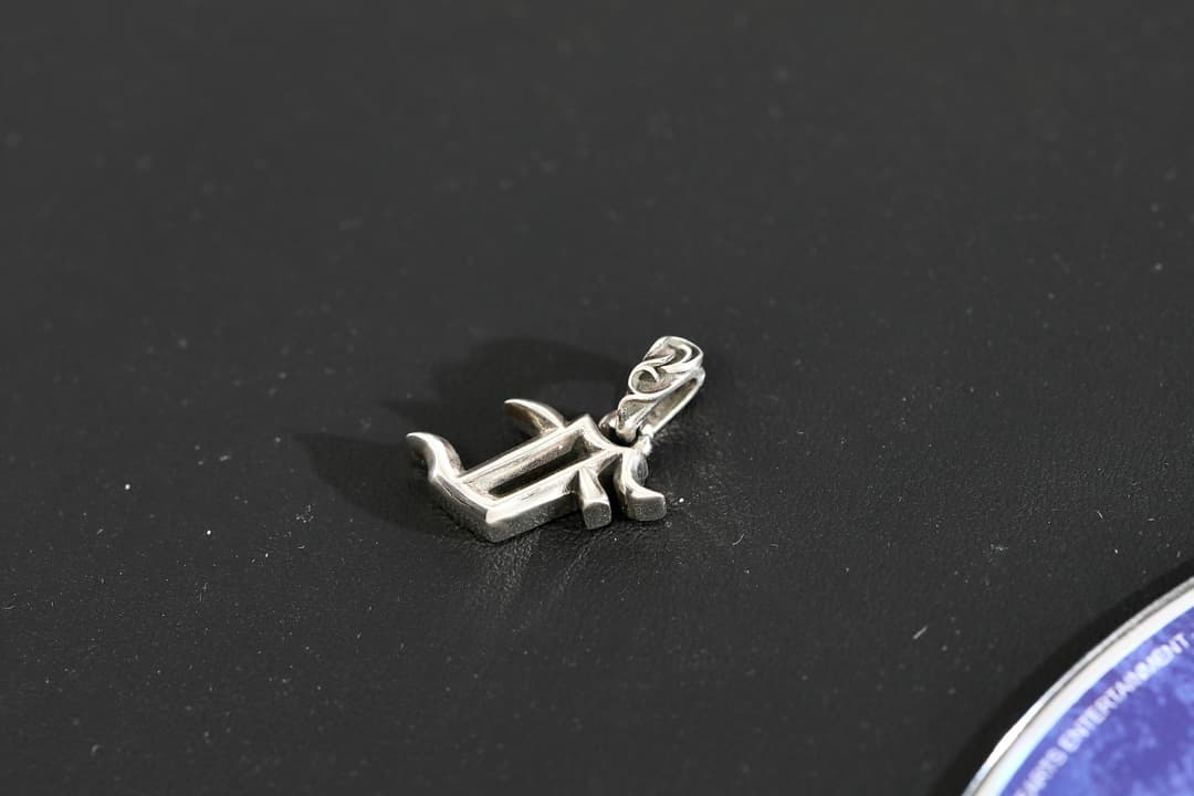 Кулон Chrome Hearts с инициалом F в ракурсе три четверти
