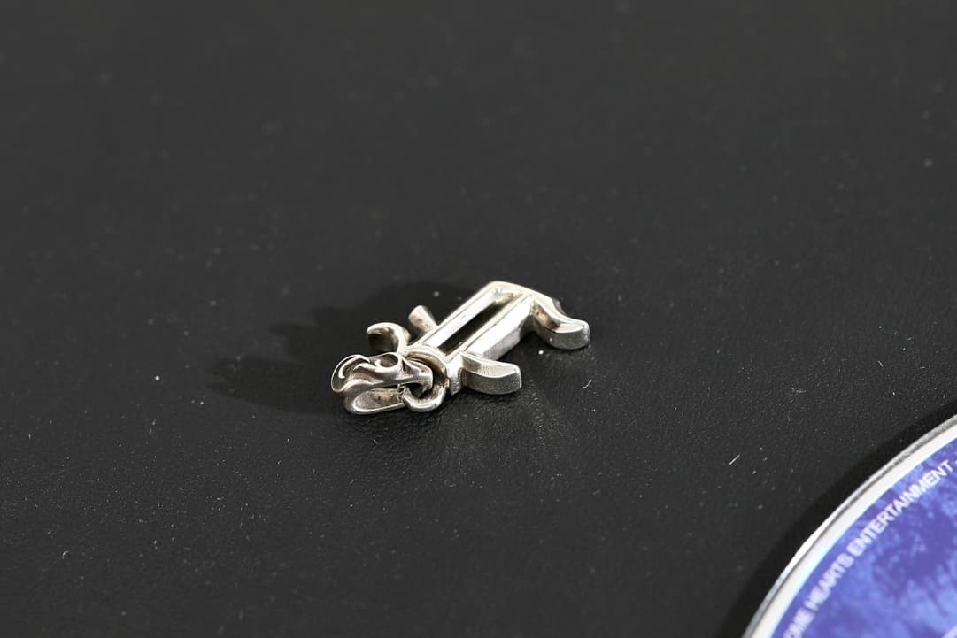 Боковой ракурс объемной серебряной подвески Chrome Hearts Буква F