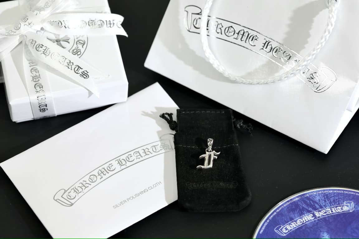 Комплект поставки подвески Chrome Hearts: фирменная коробка, пыльник, салфетка и пакет