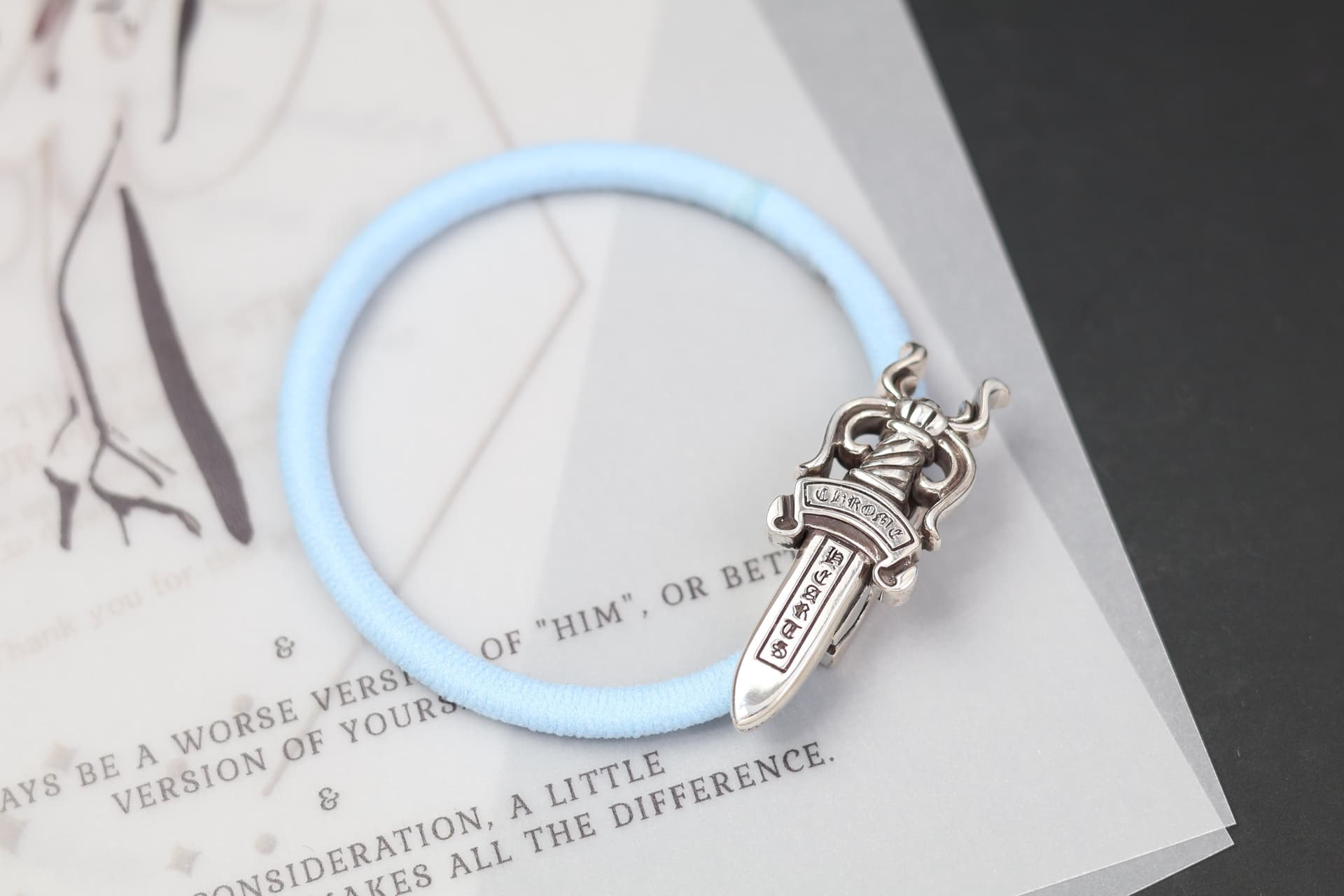 Резинка для волос Chrome Hearts с серебряным элементом Dagger на голубом шнуре