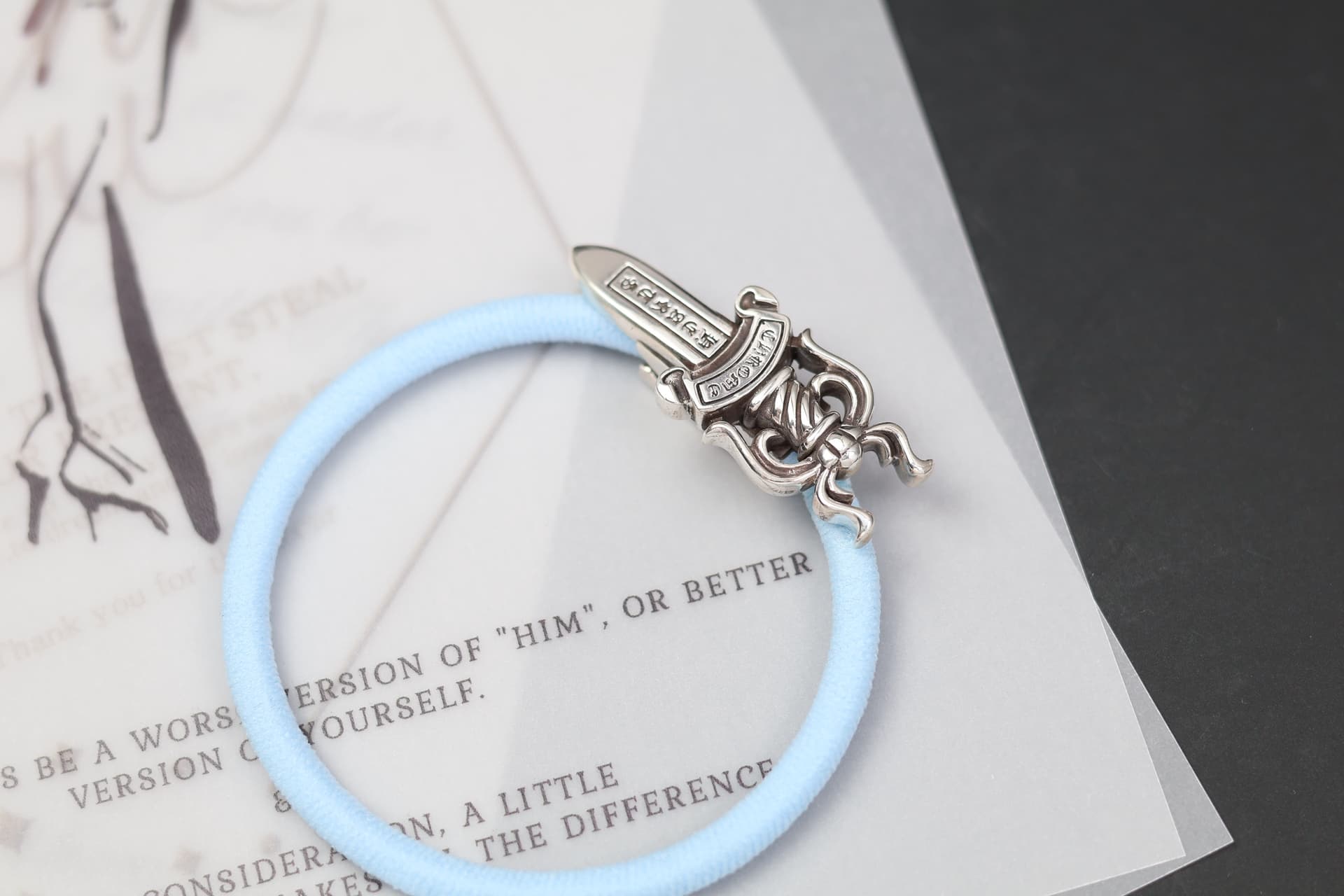 Серебряный кинжал Dagger на резинке для волос Chrome Hearts, вид сверху