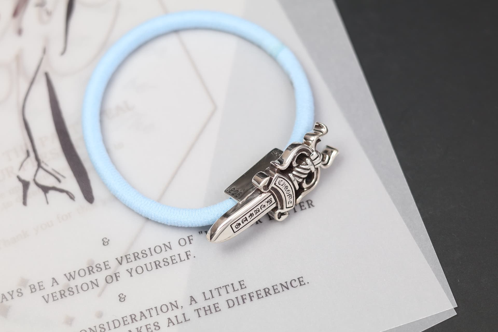 Резинка для волос Chrome Hearts Dagger из серебра 925 пробы в ракурсе три четверти