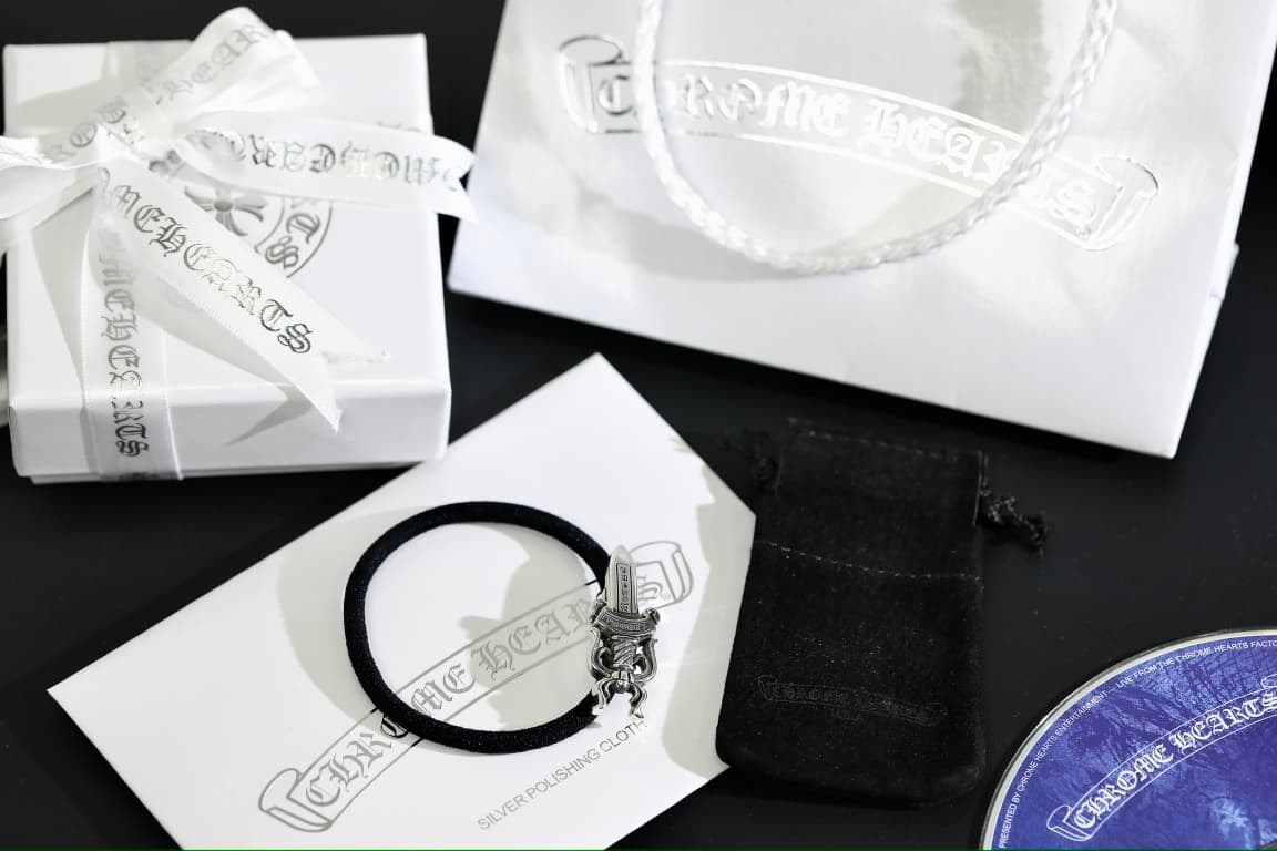 Фирменная упаковка Chrome Hearts: коробка с лентой, чехол и салфетка для серебра