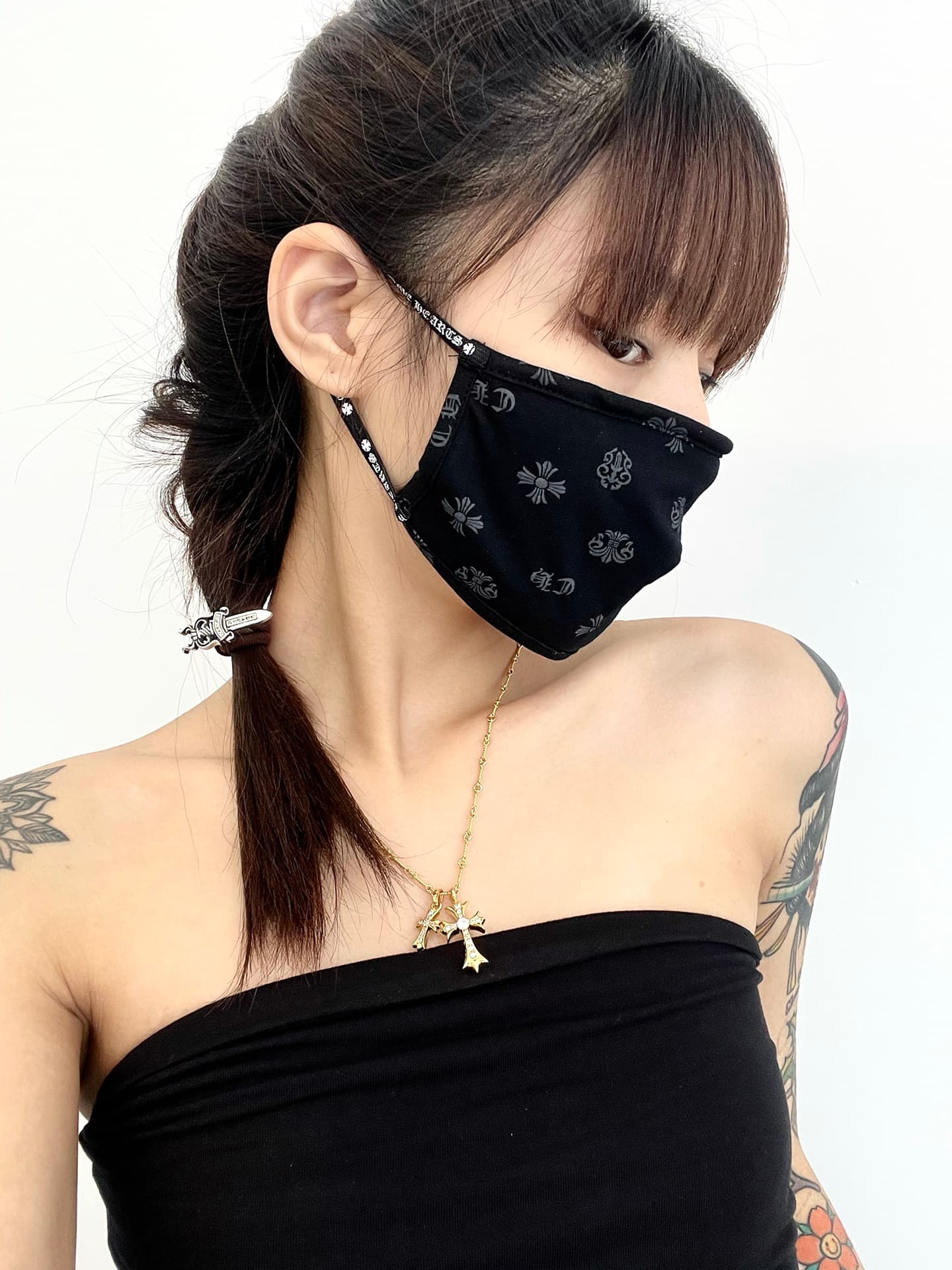 Резинка для волос Chrome Hearts Dagger в прическе модели