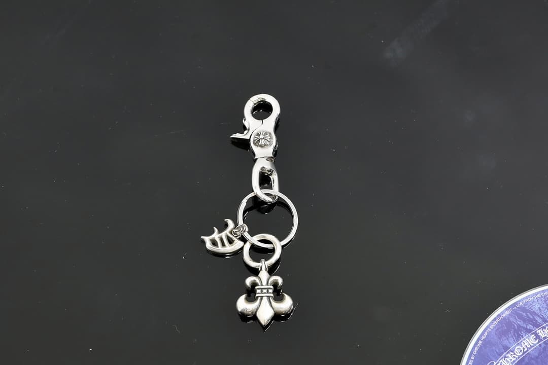 Серебряный брелок для сумки Chrome Hearts с карабином и подвеской в виде лилии Fleur