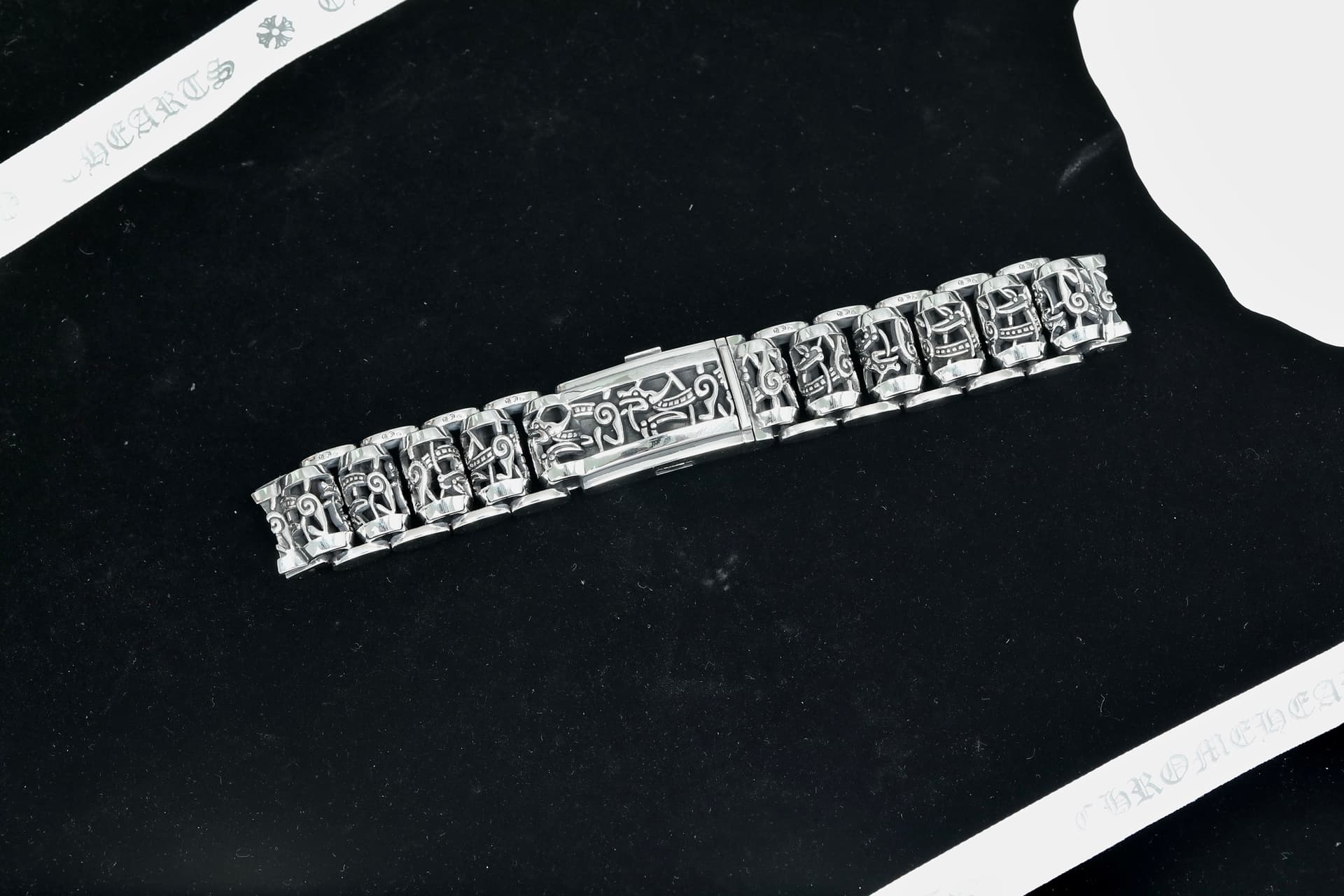 Фактурные резные звенья браслета Chrome Hearts с готическим узором