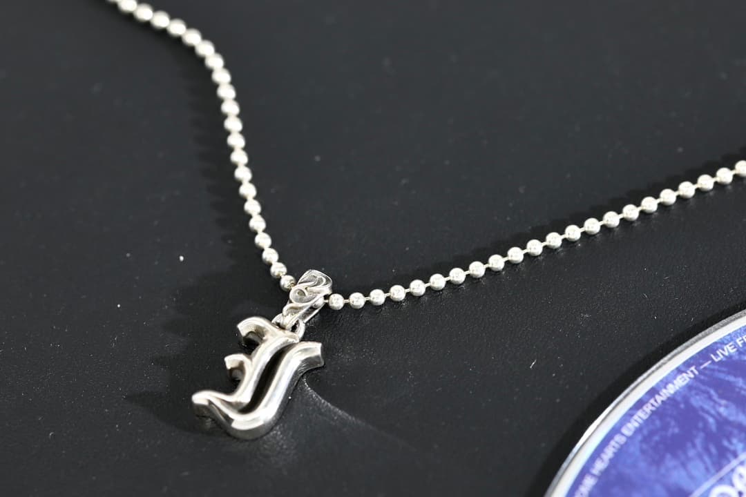 Серебряная подвеска Chrome Hearts в форме буквы I на шариковой цепочке