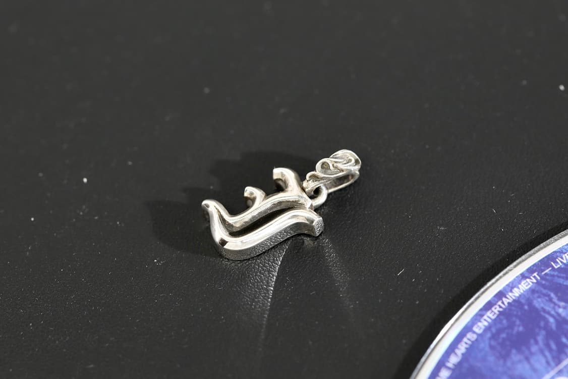 Объемный кулон Chrome Hearts Alphabet I из серебра под углом
