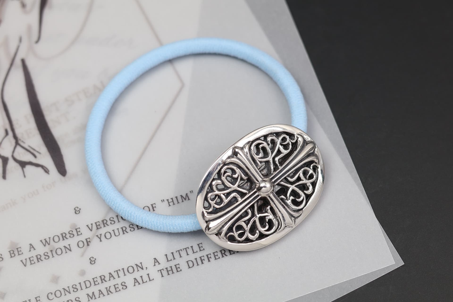 Резинка для волос Chrome Hearts с серебряным овальным элементом на голубом шнурке