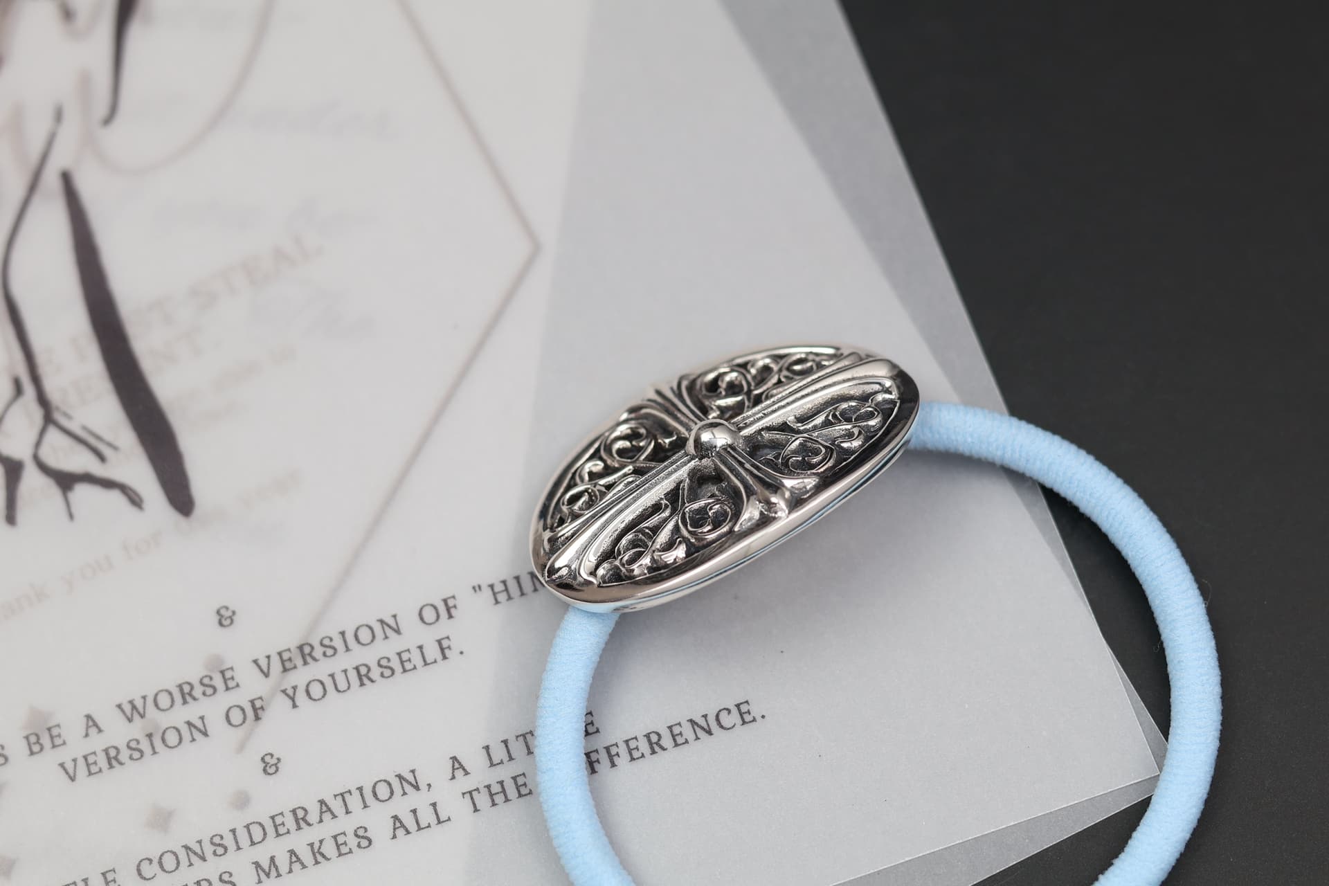 Серебряная накладка на резинке для волос Chrome Hearts, ракурс сбоку