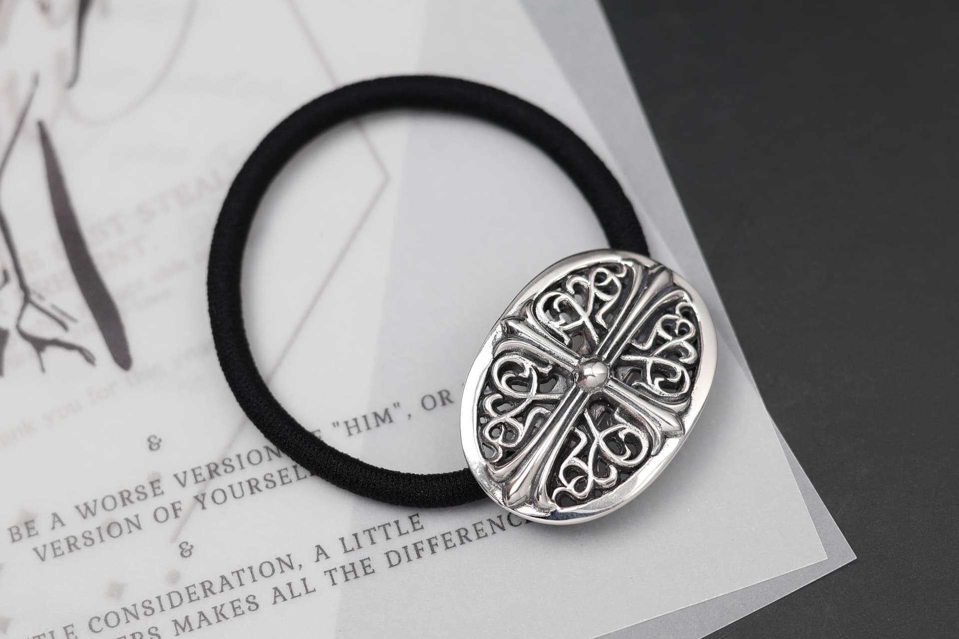 Резинка для волос Chrome Hearts с черным эластичным шнурком и серебряной деталью