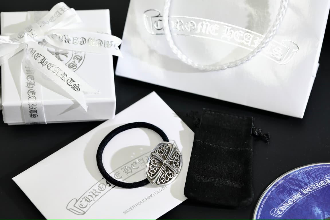 Комплект поставки резинки Chrome Hearts: фирменная коробка, пыльник и салфетка для ухода