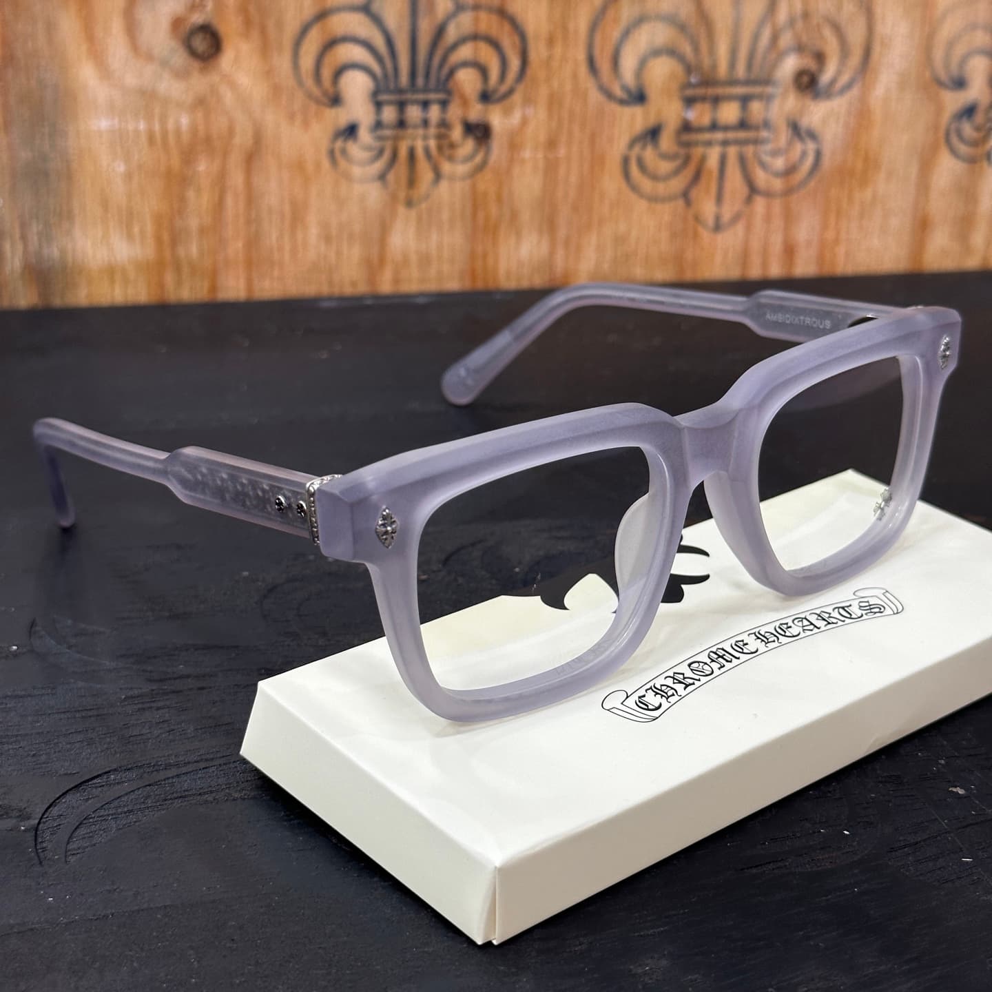 Очки Chrome Hearts AMBIDIXTROUS на подставке, вид сбоку