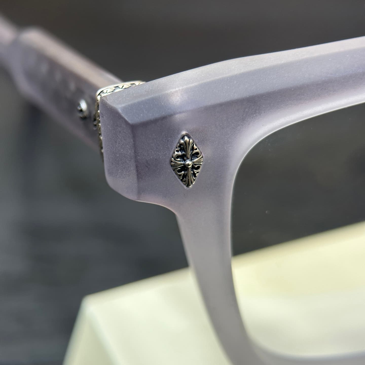 Крупный план серебряной детали и шарнирного соединения Chrome Hearts AMBIDIXTROUS