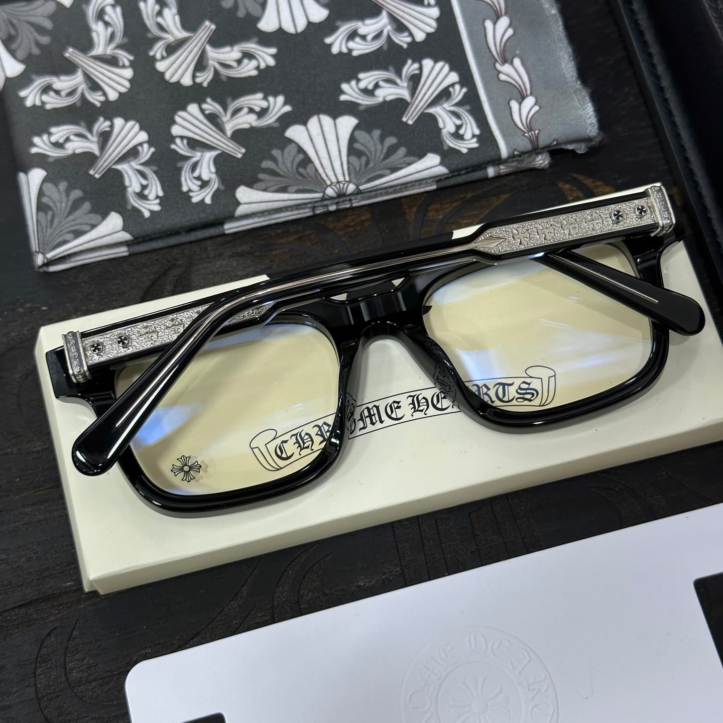Оправа Chrome Hearts AMBIDIXTROUS, вид сверху в сложенном виде с серебряными накладками