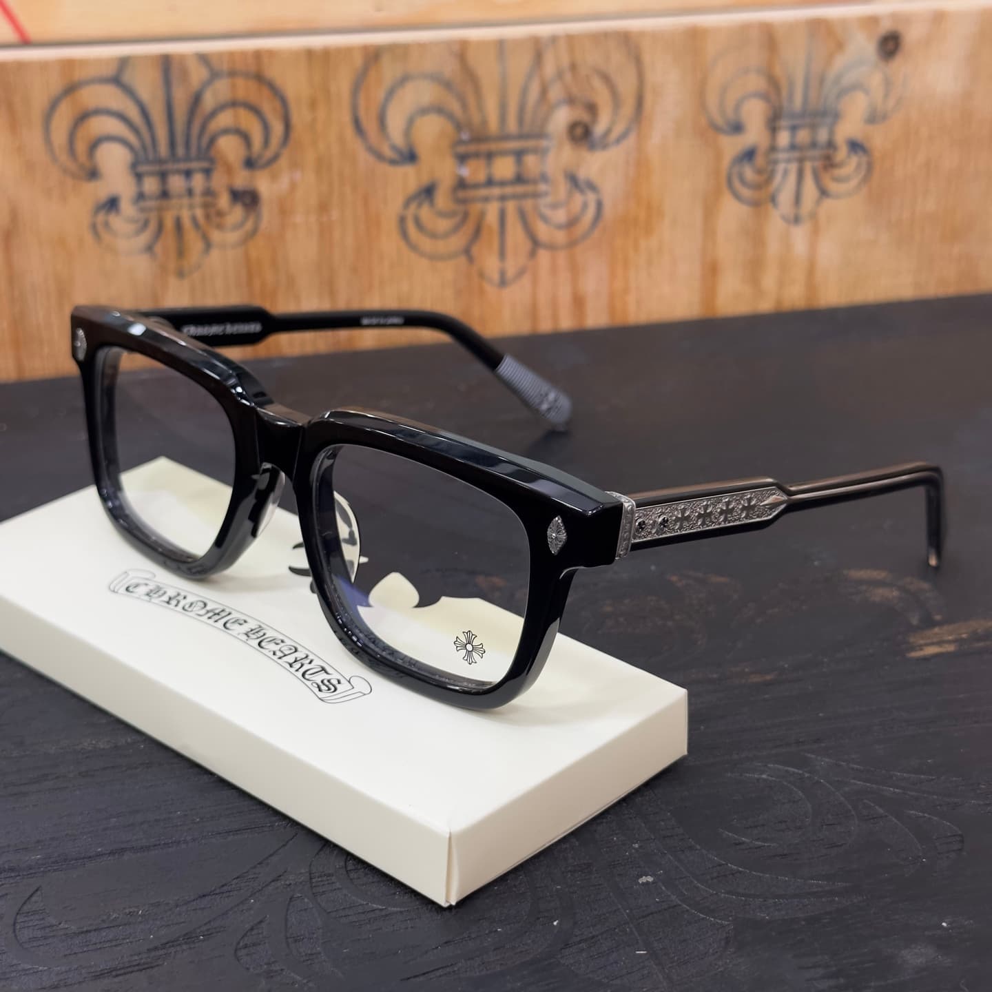 Очки Chrome Hearts AMBIDIXTROUS в черной квадратной оправе, ракурс три четверти