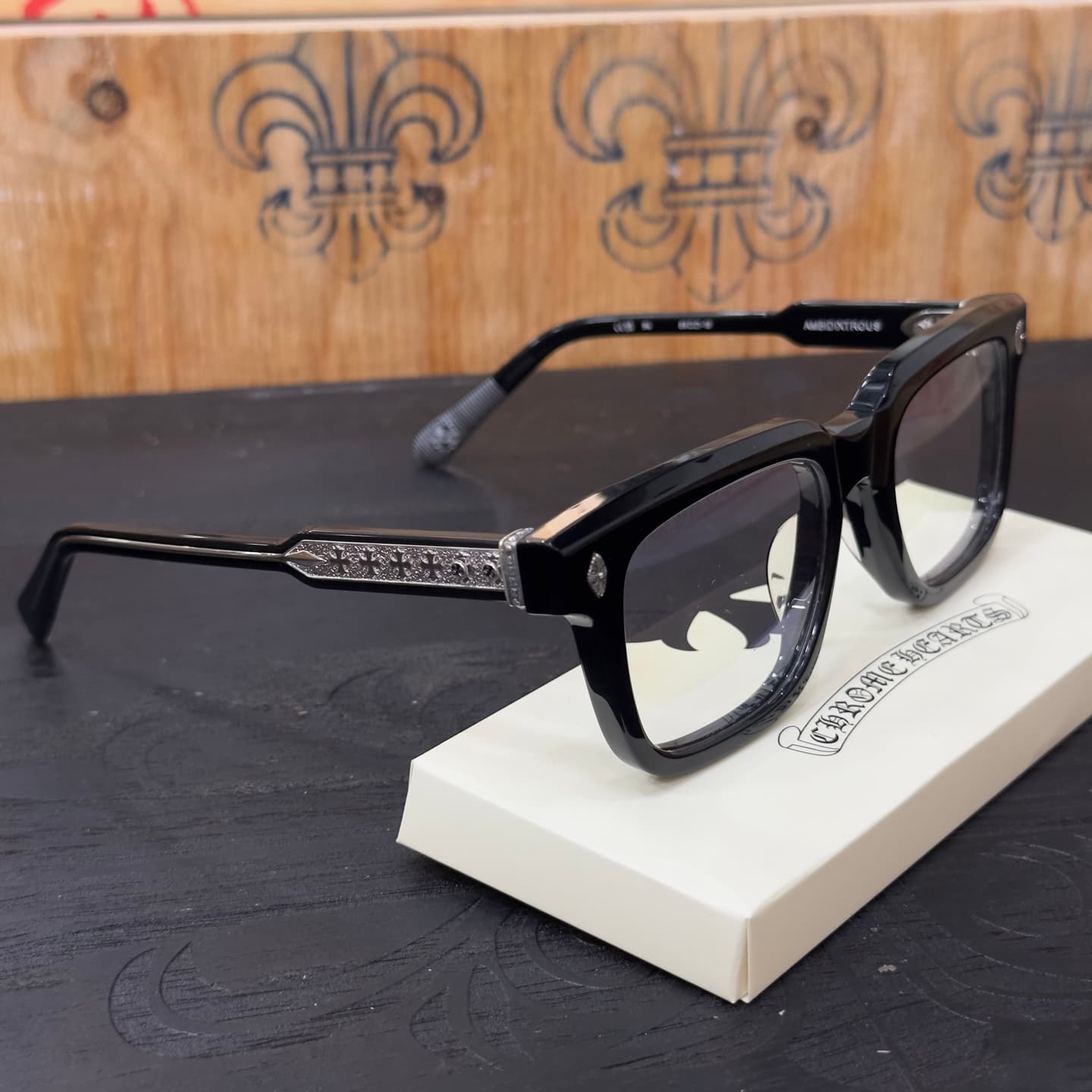 Очки Chrome Hearts AMBIDIXTROUS на подставке, вид сбоку