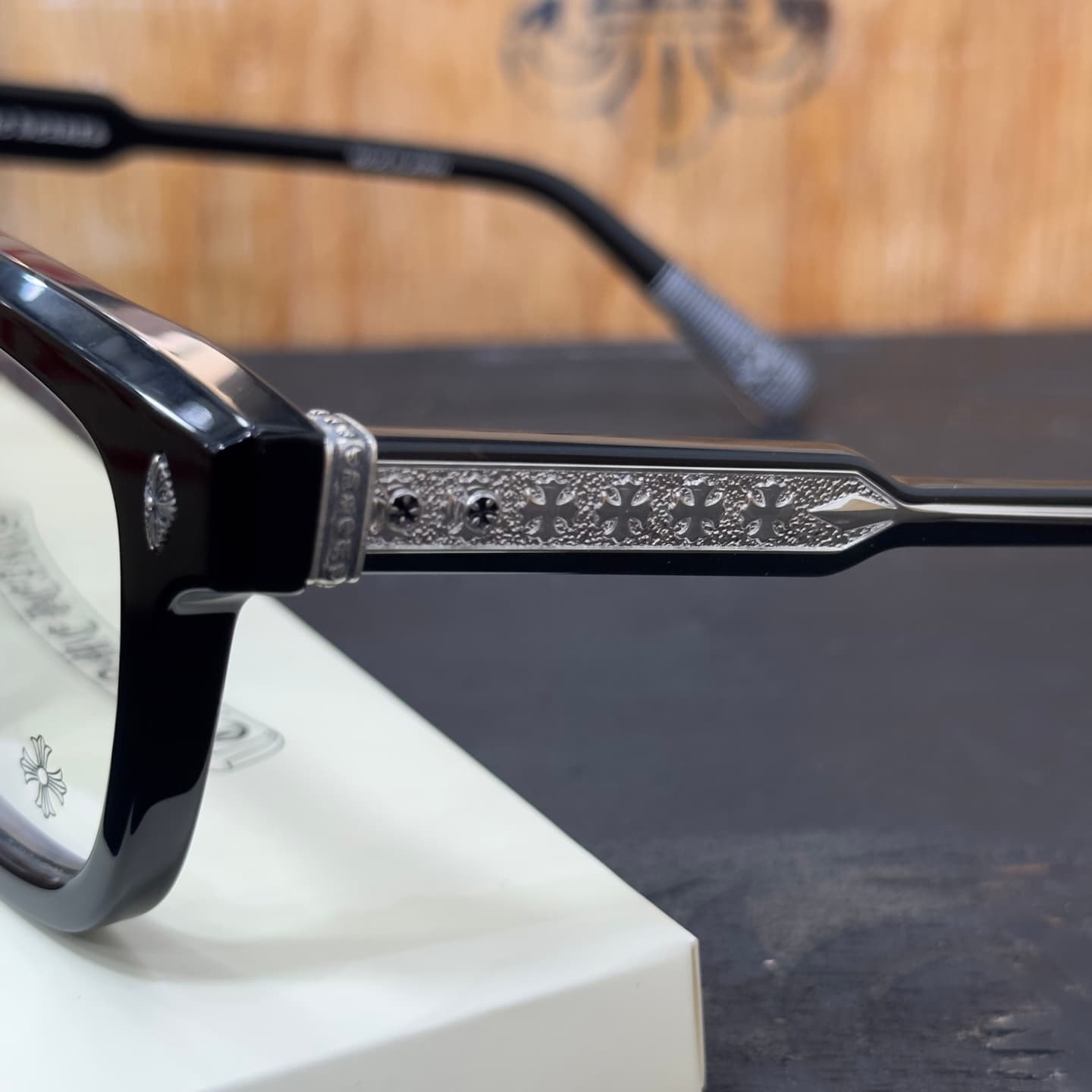 Декоративная серебряная плашка с узорами и крестами на заушнике Chrome Hearts